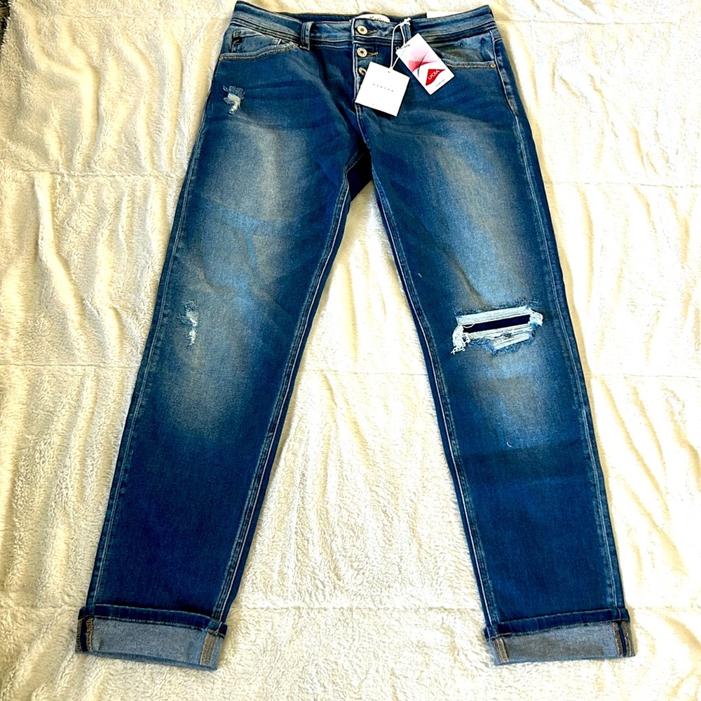 NWT KanCan 11/29 distressed- patched hole, straight fit